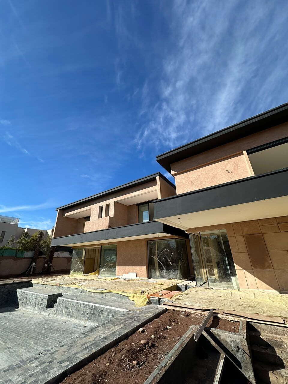 Villa contemporaine en fin de chantier avec piscine