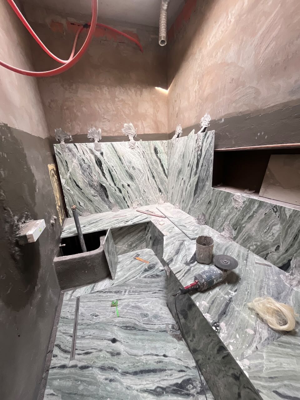Salle de bain en marbre vert en cours de pose