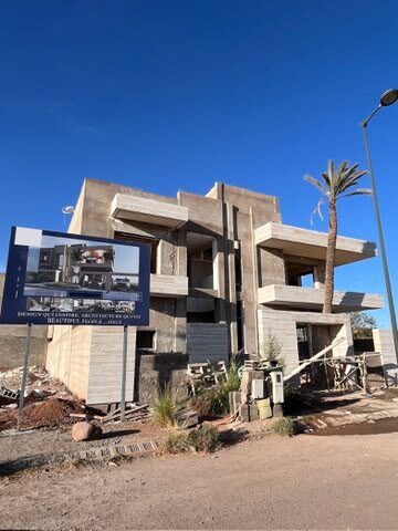 Villa contemporaine en gros œuvre avec palmier