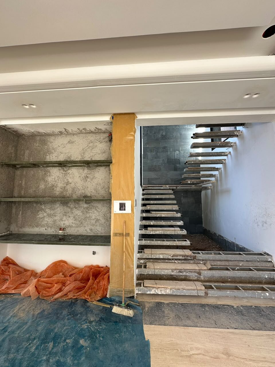 Escalier suspendu et faux plafond avec éclairage intégré